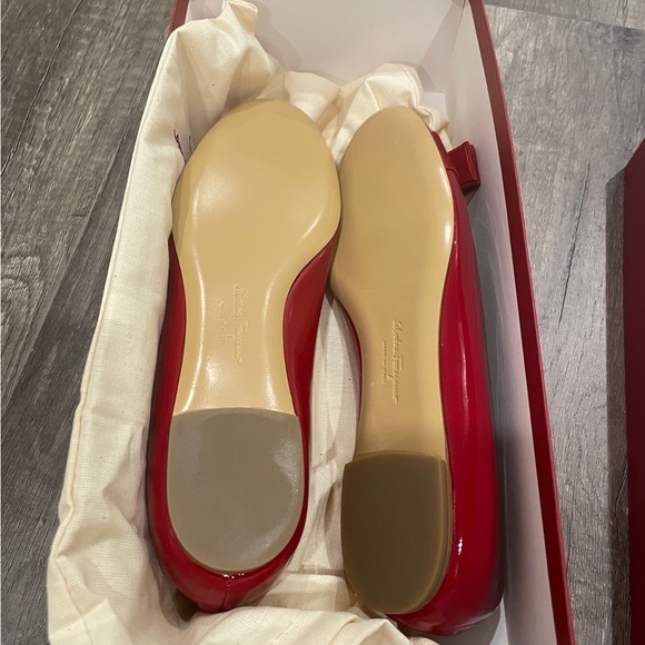 BRAND NEW! Ferragamo flat ( Red) - Picture 2 of 3